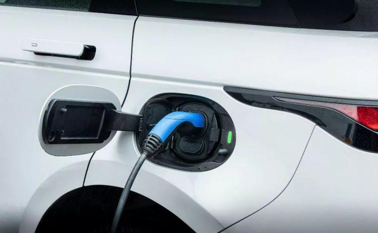 <p> Her iki SUV modelinde de DC h<strong>ızlı şarj desteği </strong>bulunuyor ve bataryaların sıfırdan yüzde 80 dolum oranına ulaşması <strong>30 dakika </strong>sürüyor. Evdeki standart prizden şarj edildiğinde ise bataryanın tam doluma ulaşması<strong> 6 saat 42 dakika</strong> sürüyor.</p>

<p> </p>
