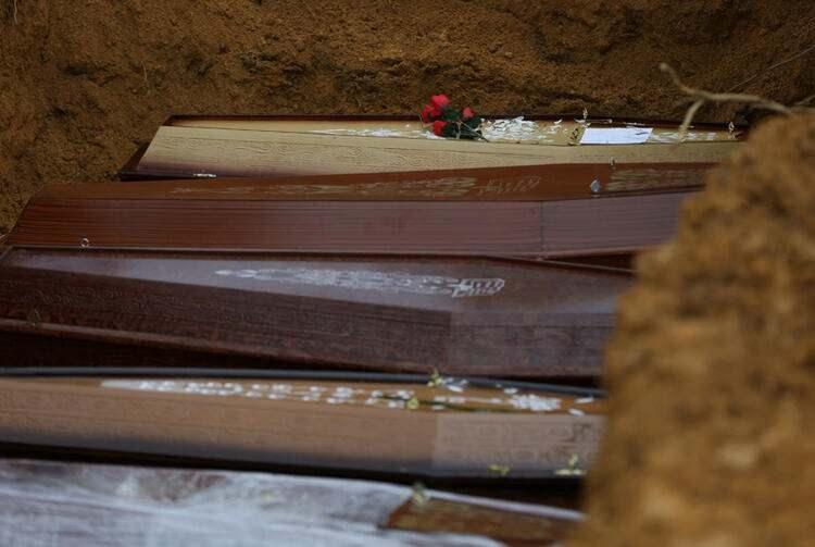 <p>Brezilya'nın en büyük eyaleti olan Amazonas'ın en büyük şehri Manaus'taki toplu mezara defnedilen corona virüs kurbanlarına, son 24 saat içerisinde yenileri eklendi.</p>
<ul>
</ul>