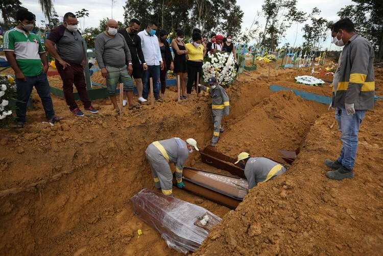 <p>Vakaların 50 bini aştığı ve Covid-19'un 3 bin 331 can aldığı Güney Amerika'nın en büyük ülkesi Brezilya'da, Manaus'taki hastaneler tamamen dolu ve toplu mezara her gün onlarca ceset gömülüyor. Yakınlarını kaybedenler tabutların bir iş makinesi tarafından toprakla kapatılmasını çaresizlikle izliyor.</p>

<ul>
</ul>
