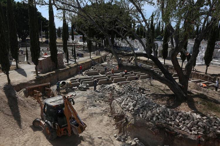 <p>Brezilya'daki tabloya benzer görüntüler ise, bir diğer Latin Amerika ülkesi Meksika'dan geldi. Meksika'da resmi verilere göre corona virüs 1069 hastayı öldürdü ancak Guadalajara'da toplu mezar kazılıyor.</p>
<ul>
</ul>