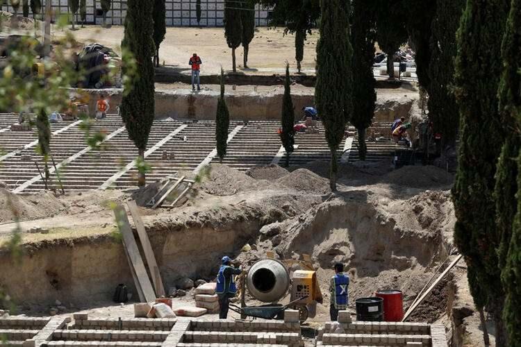 <p>Onlarca işçinin göze çarptığı alanda beton mikserleri dikkat çekerken, ülkenin batısındaki eyalette kaç kişinin corona virüsten öldüğü henüz açıklanmış değil.</p>

<ul>
</ul>
