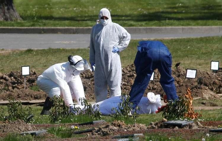 <p>138 bin vakayla dünyada altıncı sırada yer alan İngiltere'de, yaşamını yitirenlerin sayısının gelecek haftaya kadar 20 bini aşması bekleniyor. Londra'daki Müslüman mezarlığında corona virüs kurbanlarından biri toprağa veriliyor.</p>
<ul>
</ul>