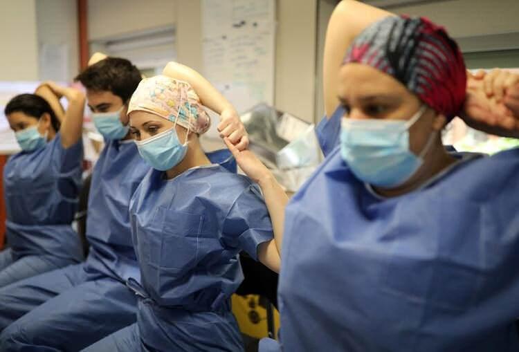 <p>Günlük can kaybının bir türlü 400'ün altına inmediği İspanya'da, Barcelona kentindeki yoğun bakım hemşireleri saatler süren mesailerin içinde yoga yapıyor.</p>
<ul>
</ul>