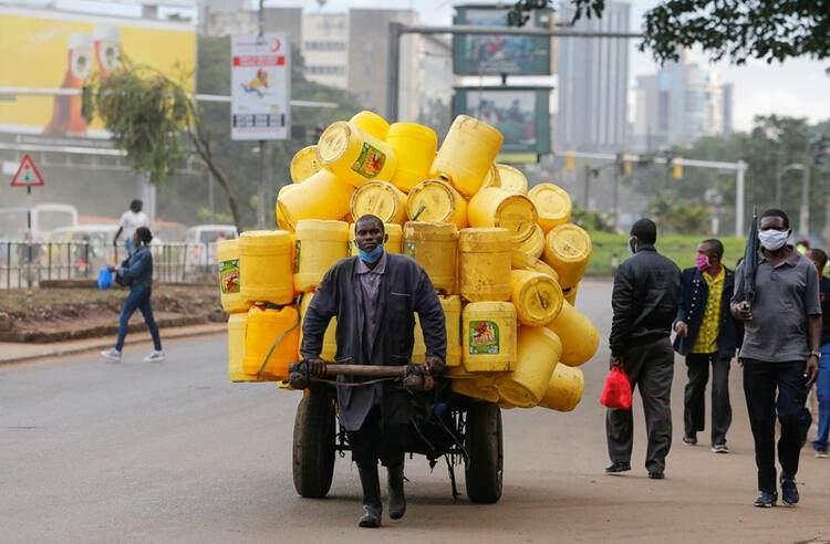 <p>Kenya'nın başkenti Nairobi'de sokağa çıkma yasakları başlamadan önce bir erkek el arabasına yüklediği plastik bidonları taşıyor. Resmi verilere göre 14 bin 704 test yapılan Kenya'da, 320 tanı konuldu.</p>
<ul>
</ul>
