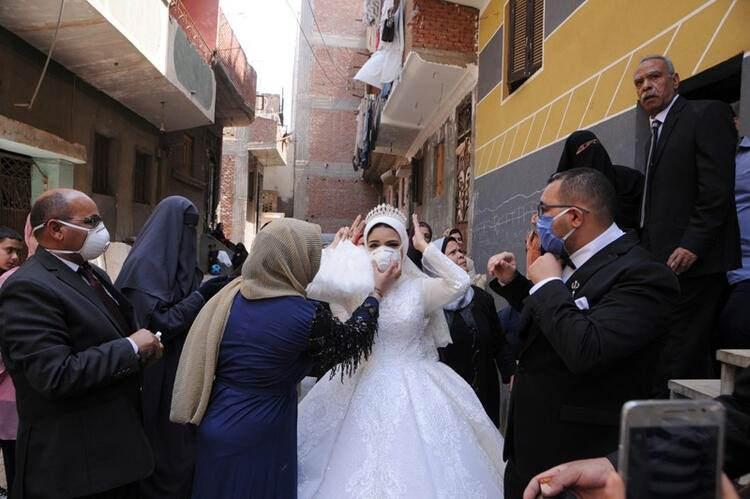 <p>Mısır'da corona günlerinde evlenen gelin Noha Hamid ve damat Mustafa Amin, düğünlerinde maske taktı. Covid-19'un 287 can aldığı Mısır'da tespit edilmiş 3 bin 891 vaka var.</p>
<ul>
</ul>