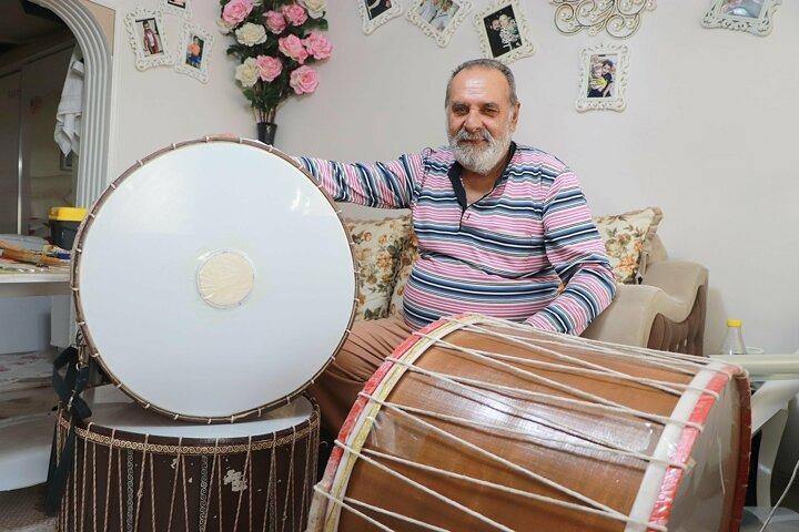 <p>Manisa'nın Soma ilçesinde müzisyen Alican Kayalar (64), baba mesleği olan ramazan davulu üretimini 50 yıldır sürdürüyor. Kayalar, bir davulu 4 saatte yaptığını, fiyatlarının ise büyüklük ve kalitesine göre 100 lira ile 500 lira arasında değiştiğini söyledi</p>
<p> </p>
