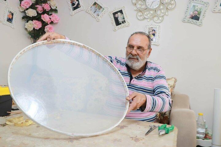 <p>Soma'nın Karamanlı Mahallesi'nde yaşayan evli, 3 çocuk, 4 torun sahibi Alican Kayalar, 14 yaşındayken babasının yanında davul üretimine başladı. İşin tüm inceliklerini öğrenen Kayalar, mesleğinde ustalaştı.</p>