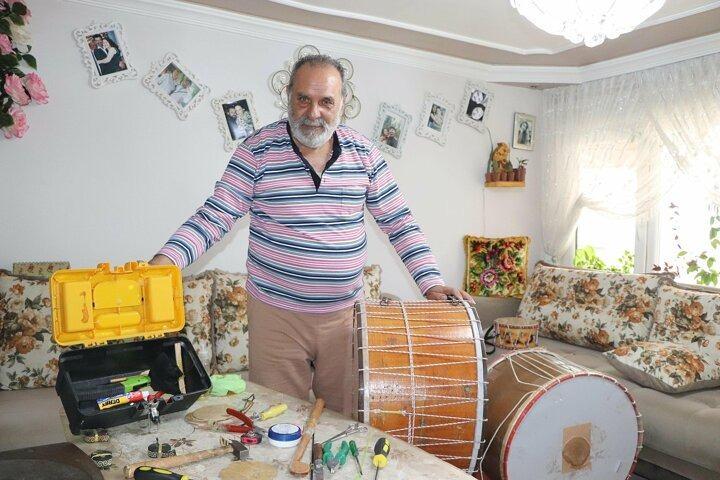 <p>Ardından da son aşama olan davula omuz askısı takıp, hazır hale getiriyorum. Davul tokmakları da bize zaten hazır olarak geliyor. Çıprık dediğimiz davul çalmada kullanılan ince sopayı ise zeytin ağacı dallarından yapıyoruz" dedi.</p>
