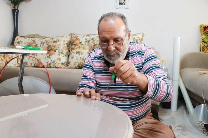 <p>Yaptığı davulların en küçüğünün 24 santimetre, en büyüğünün ise 44 santimetre genişliğinde olduğunu dile getiren Kayalar, fiyatlarının ise büyüklük ve kalitesine göre 100 lira ile 500 lira arasında değiştiğini söyledi. Kayalar, teknolojinin gelişmesiyle el yapımı davulculuk mesleğinin giderek yok olmaya başladığını kaydetti.</p>