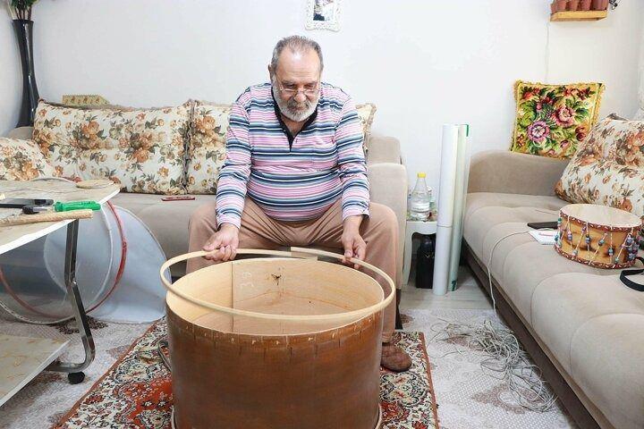 <p>Aynı zamanda müzisyen olan, davulun yanı sıra klarnet ve trompet de çalabilen Kayalar, tüm İslam aleminin ramazan ayını kutlayıp, koronavirüs salgının nedeniyle 'evde kal' çağrısında da bulundu. Ardından Kayalar, yaptığı davullardan birini alarak, geçmiş yıllarda ramazan aylarında olduğu gibi ritimli olarak davul çalıp, deneme yaptı.</p>