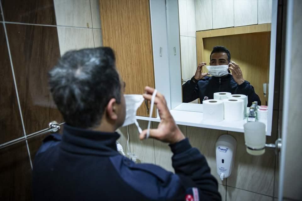 <p>Cezaevinde göreve başlamadan önceki 15 günlük izolasyon sürecinde, daha sonra da 15 günlük mesai sırasında evlerine gitmeyen infaz koruma memurları ve kurum personeli, izolasyon ve görev sürelerinin tamamlanmasının ardından yeniden sağlık kontrolünden geçiriliyor.</p>

<p> </p>
