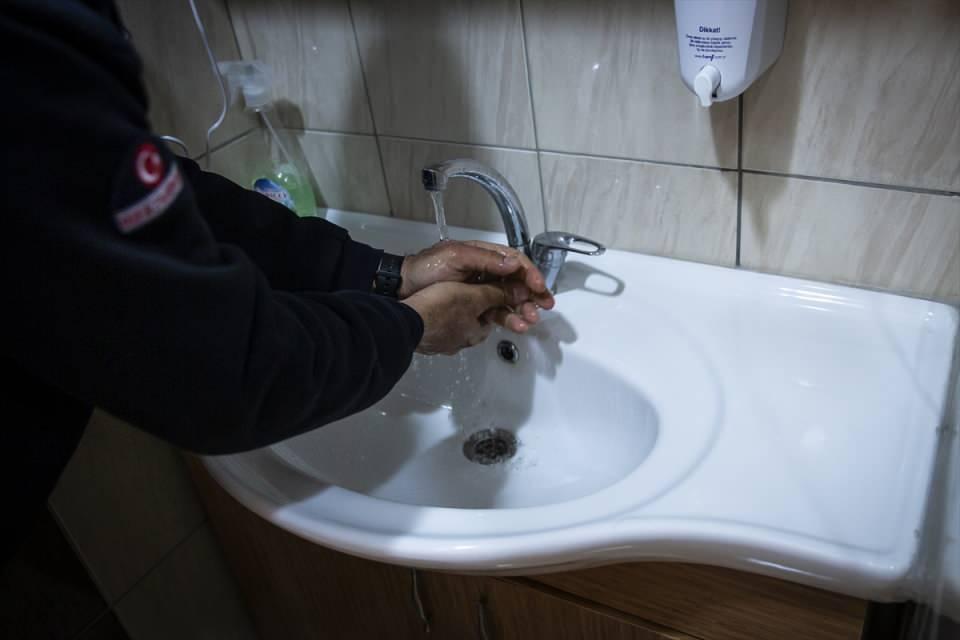 <p><strong>Dışarıyla temas kesiliyor</strong></p>
<p>İnfaz koruma memurları ile tüm cezaevi personeli, günlük çalışma sürelerinin sonunda cezaevi içinde kendilerine ayrılan bölümlerde konaklıyor. Ceza infaz kurumu personeli, dışarıyla temas etmeden cezaevinde kalarak görevlerini yerine getiriyor.</p>