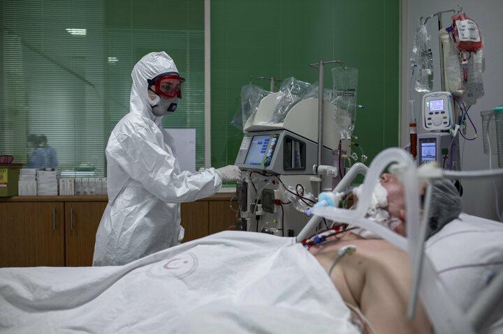 <p>Doç. Dr. Sönmez, ilk vakaları kabul eden hastanelerden biri olduklarını belirterek, marttan nisanın ortasına kadar çok yoğun bir süreç geçirdiklerini anlattı. Bugüne kadar yaklaşık 66-67 bin civarında vatandaşın Kovid-19 olduğundan şüphelenip hastanelerine başvurduğunu aktaran Sönmez, Başvuran hastaların yaklaşık 2 bin 700'ü yatarak tedavi oldu. Çok şükür ki 2 haftadır bu tempo azaldı ancak bu tehlikenin geçtiği anlamına gelmiyor. Aldığımız tedbirleri elimizden bırakmamız için bir mazeret değil. diye konuştu.</p>

<p> </p>
