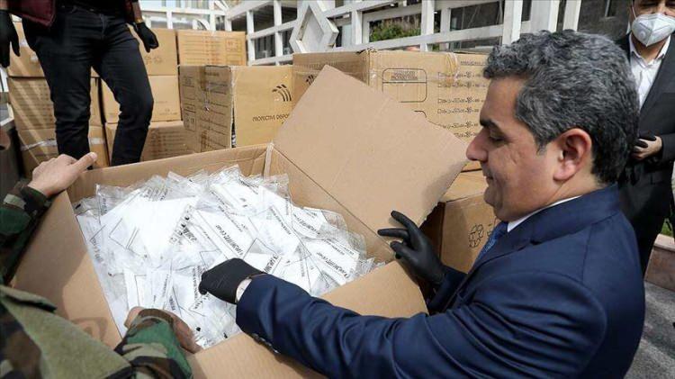 <p><strong>IRAK</strong><br />
<br />
Türk Kızılay, Irak'ta koronavirüs ile mücadele kapsamında Irak'ın Erbil Valiliğine, 30 bin maske ve 475 koli gıda yardımında bulundu.</p>
<p> </p>