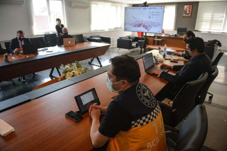 <p>Yaklaşık 10 kişiden oluşan beyin takımı, Sağlık Bakanlığı’nın dijital sistemlerinin de aktif olarak kullanılmasıyla, hastanelerden, evinde takip edilen hastalara, sahadaki tıbbi ekipman ihtiyacından, sağlık çalışanlarının ulaşım sıkıntılarının çözümüne kadar her aşamayı adım adım tek bir merkezden yönetti.</p>