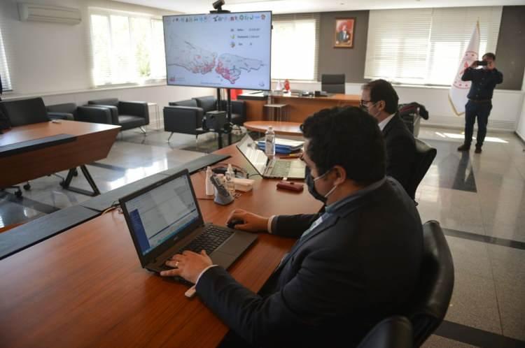 <p>"HASTALARIN İLACINI KAPISINA KADAR GÖTÜRDÜK"</p>
<p>İstanbul İl Sağlık Müdürlüğü Destek Hizmetleri Başkan Yardımcısı Dr. Serdal Zelyurt ise sahanın malzeme tedariğini sağlıyor. Maskeden eldivene, dezenfektandan evinde takip edilen hastanın ilacına kadar tüm planlamaları buradan yürütebildiklerini vurgulayan Dr. Zelyurt, “Eczacı ekibimiz var. Sabah 8’den gece 12'ye kadar buradalar. Tüm hastanelerin ilaç taleplerine anında cevap veriyoruz. Bazı zamanlar ambulansla sahaya bizzat kendimiz ilaç götürdük. Hangi hastaya hangi ilaç kullanılmış, hastanın son durumu ne, tüm süreçleri görebiliyoruz” diye konuştu. İl Sağlık Müdürlüğü Laboratuvar Hizmetleri Komisyon Başkanı Dr. Cemal Kazezoğlu da pandemi koordinasyonunda laboratuvar sürecini yönetmekle sorumlu. PCR ve hızlı tanı testleri ile kan tahlillerinin takibi, laboratuvar ihityaçları veya testlerin hızlıca sonuçlanabilmesi için sahadaki gerekli organizasyonları o ve ekibi gerçekleştiriyor. Dr. Kazezoğlu, “İlk başlarda vaka sayımız da çok az olduğu için sadece bir laboratuvarda test günlük 300’e yakın test yapıyorduk. Şu an 25 laboratuvarda günlük 22 bin test kapasitesine ulaştık. Sokağa çıkma yasağının olduğu günlerde de filyasyon ekiplerimiz vatandaşa ulaşıyor ve örnekleri alıp laboratuvarları götürüyor” diye konuştu.</p>