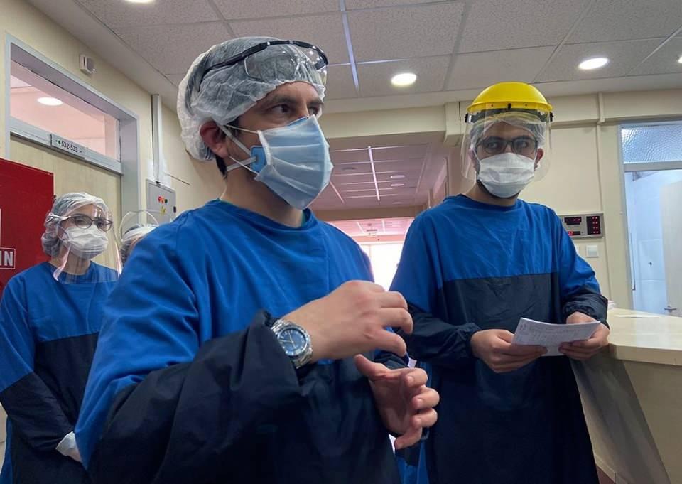 <p>Düne ait fotoğraflarda, corona virüs hastaları için ayrılmış bölümde görev yapan doktor ve sağlık personeli yer aldı. </p>
<p> </p>