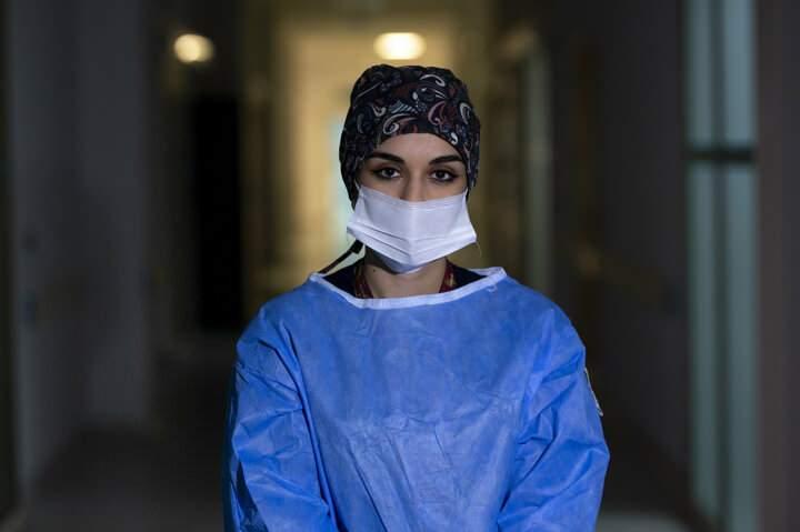 <p>Farklı branşlardan hekimler Kovid-19'la mücadele ediyor Hastanenin Klinik Mikrobiyoloji Kliniği İdari Sorumlusu Enfeksiyon Hastalıkları Uzmanı Doç. Dr. Filiz Pehlivanoğlu da hastanede bütün branştan hekimlerin Kovid-19 hastalarını takip ettiğini aktardı.</p>

<p> </p>
