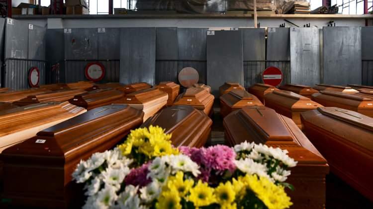 <p>ABD'de Kovid-19 kaynaklı ölümlerin en yoğun olduğu eyalet olan New York'ta mart ayı sonundan bu yana hastane ve cenaze evlerindeki morgların yetersiz kaldığı, yüzlerce soğutma sistemli mobil tırlarla bu soruna kısmi çözüm sağlanmaya çalışıldığı biliniyordu.</p>
<p> </p>
