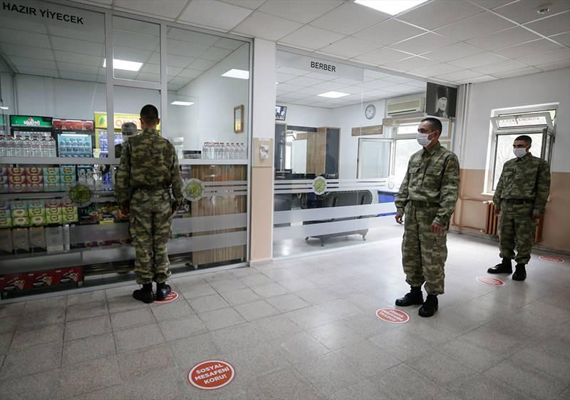 <p>Askerlerin gruplar halinde yemekhaneye girmeleri ve sosyal mesafeyi koruyacak şekilde her masada bir kişi oturmaları sağlanıyor. </p>

<p> </p>
