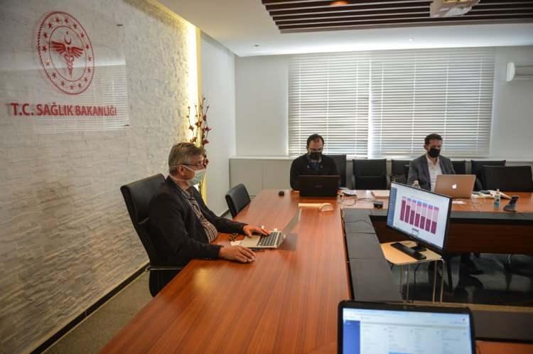 <p>"DİJİTAL SİSTEMLER PANDEMİDEKİ BAŞARIMIZI ARTIRDI"</p>
<p>Salgın sürecinde Sağlık Bakanlığı, saha ile merkezi buluşturan dijital sistem ve yazılımları çok etkin kullanarak pandemiyi başarıyla yönetiyor. Bu süreçte hızla yapılan özel yazılımlar ile sisteme yeni dijital modüller eklendi ve böylece tüm vakalar ve sahadaki süreç titizlikle yönetildi. Filyasyon ve İzolasyon Takip Sistemi (FİTAS) modülü de bu yazılımlardan sadece biri. FİTAS sayesinde sahadaki en uç nokta ile koordinasyon merkezinin anlık olarak irtibat halinde olabildiğini vurgulayan Prof. Dr. Memişoğlu, şu bilgileri verdi:</p>