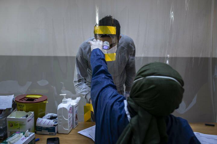 <p>Doç. Dr. Mehmet Mesut Sönmez, çalışma alanları içinde maskelerini taktıkları, kişisel mesafelerini korudukları ve hijyene dikkat ettikleri sürece gönüllerinin rahat olduğunu belirterek, konuşmasını şöyle sürdürdü: Bunu yaptığım sürece ben gönül rahatlığıyla evime gidebiliyorum. İş kıyafeti dediğimiz önlüğümüzü burada bırakıyoruz, evimize gidiyoruz. Gerek ailem gerekse yakın çevremdeki insanlar için endişelendiğim zamanlar çok oldu. Burada önlemlere dikkat ettiğim sürece o daha bir gönül rahatlığı sağladı. Bu tehdit henüz ortadan kalkmadı. Şu an için hayatımızın büyük bir parçası ve bizi tehdit ediyor. Sağlık Bakanlığımız öncülüğünde aldığımız önlemler ve uygulamalar bize başarı getirdi ancak tedbiri elden bırakmak için henüz çok erken. Evde kal Türkiye.</p>
<p> </p>