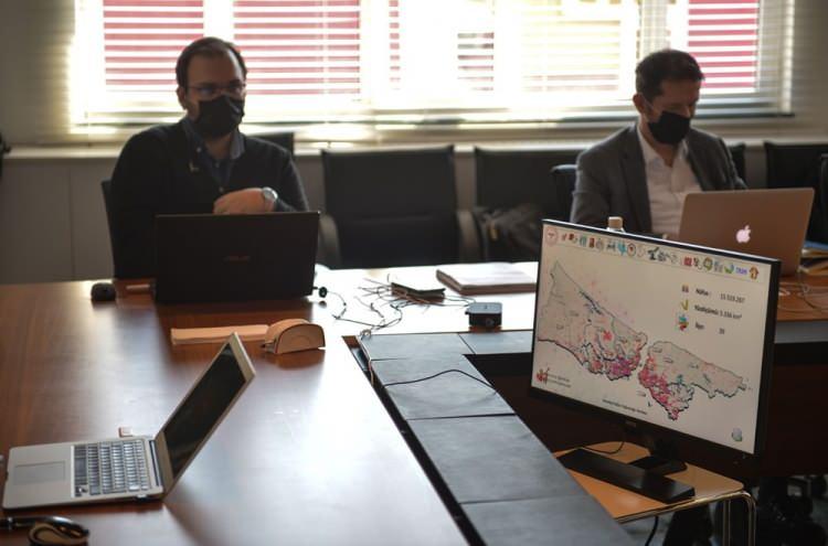 <p>"EVDE İZLEME HASTANELERİ RAHATLATTI"</p>
<p>İstanbul İl Sağlık Müdürlüğü Kamu Hastaneleri Başkan Yardımcısı Dr. Habip Yılmaz, kamu hastanelerinin Covid hastaları için planlanmasını yürütüyor. Dr. Yılmaz, “Hastaların hastaneler arası nakilleri, yatak ve yoğun bakım durumları, hastanelerdeki ihtiyaçlar gibi planlamaları yapmakla sorumluyum. Bakanlığımız bilim kurulu en son rehberinde özellikle hafifi seyrili vakaların evde de takip edilebileceği yönündeki rehberliği sayesinde hastanelerimizin doluluk oranları büyük ölçüde rahatladı” diye konuştu.</p>