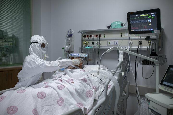 <p>Çakar, bu süreçte beslenmeleri önem taşıyan hastalara protein ağırlıklı gıdalar verdiklerini aktararak, Kendileri ihtiyaçlarını göremedikleri için ve bazı hastalarımızı uyuttuğumuz için ağız ve vücut bakımlarını da yapıyoruz. Yatak bakımı veriyoruz. Hastalar defekasyon, idrar çıkışı gibi işlemleri de uyudukları için yatak içerisinde sağlıyorlar. Bu işlemlerde de biz hizmet veriyoruz. diye konuştu.</p>
<p> </p>