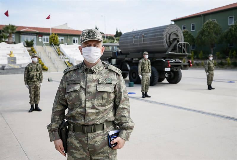 <p>Mehmetçik'in yaşam alanlarında ve lojmanlar bölgesinde de giriş çıkışlarda aktif olarak tedbirleri uyguladıklarına dikkati çeken Kılıç, salgından korunmak için emredilen tüm hususlara harfiyen riayet ettiklerini vurguladı.</p>
<p> </p>