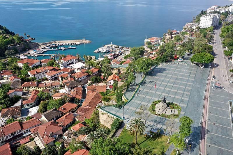 <p>Antalya'daki Cumhuriyet Meydanı </p>
