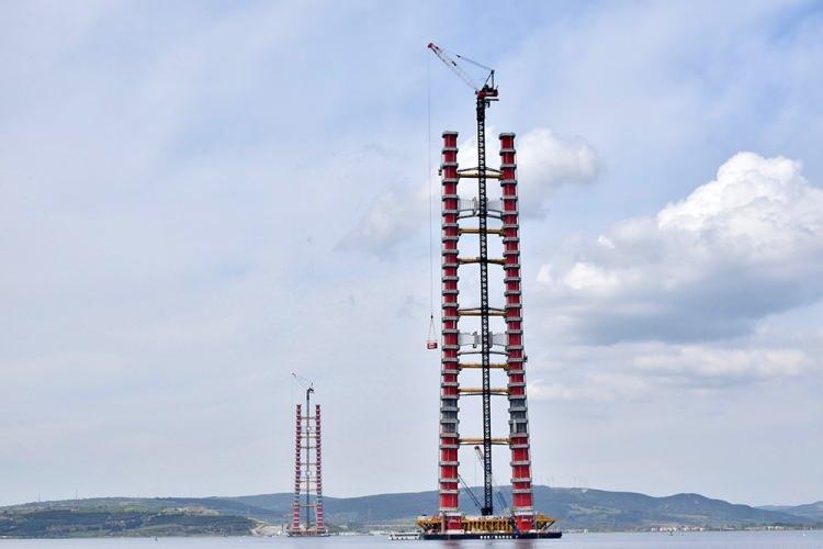 <p>1 asma köprü, 2 yaklaşım viyadüğü, 4 betonarme viyadük, 6 alt geçit köprüsü, 38 üst geçit köprüsü, 5 köprü, 43 alt geçit, 115 çeşitli ebatlarda menfez, 12 kavşak, 4 otoyol hizmet tesisi, 2 bakım işletme merkezi, 6 ücret toplama istasyonu inşa edilecek 1915 Çanakkale Boğaz Köprüsü, 18 Mart 2022'de tamamlanarak hizmete açılacak.</p>

<p> </p>
