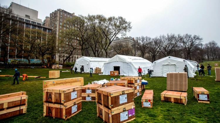 <p>New York şehri civarındaki mezarlıklarda da salgın ölümleri yüzünden defin yapılacak yer kalmamış, şehrin belirli park ve adalarında ek mezar alanları açılmıştı.</p>
