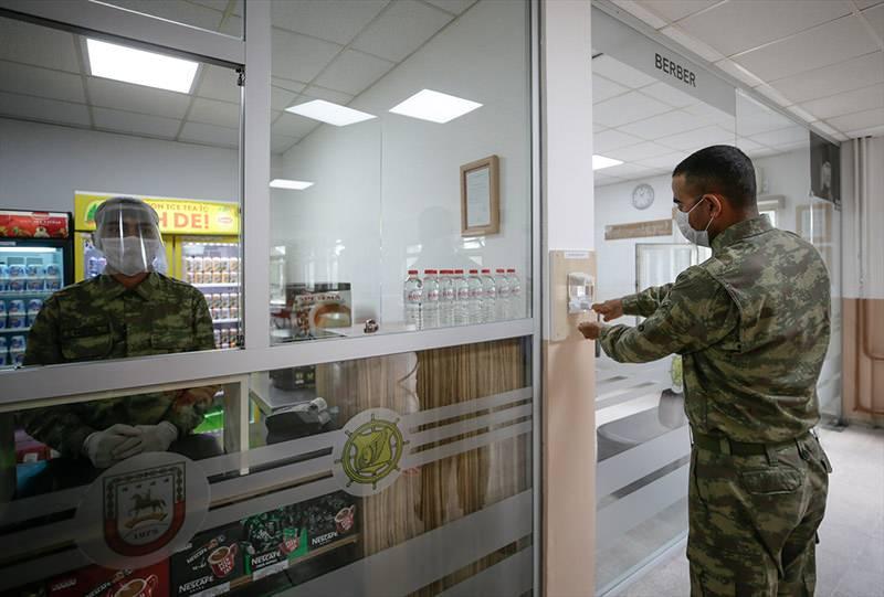 <p>Birliğe giriş ve çıkışlar da sıkı denetlenirken özellikle muvazzaf personel ve aileleri zorunlu haller dışında evin dışına çıkarılmıyor.</p>
<p> </p>