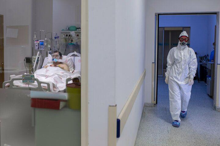 <p>Bu süreçte doktor, hemşire ve hasta bakıcılar, olası bulaş riskine karşı N95, FPP2 ya da FPP3 maske, gözlük, siperlik, eldiven ve koruyucu önlükle tedbirlerini alarak, yakınlarının refakat edemediği hastalara ailelerinin yokluğunu hissetmemeleri ve sağlıklı günlerine dönmeleri arzusuyla canıgönülden hizmet ediyor.</p>

<p> </p>
