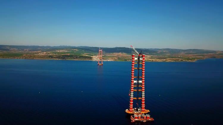 <p>18 Mart Çanakkale Deniz Zaferi'ni temsil eden köprü 32 bloktan oluşacak. Kulelerin en ucunda ise Çanakkale Savaşlarının unutulmaz kahramanı Seyit Onbaşı'nın sırtlayarak namluya sürdüğü top mermisi tasviri yer alacak. </p>
<p> </p>