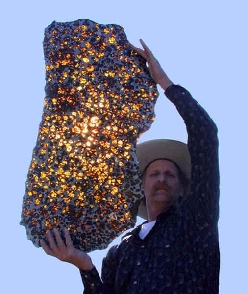<p>2000 yılında Çin'in Gobi Çölü'ne düşen ve toplam ağırlığı 1 ton olduğu söylenen Fukang Meteoru.</p>