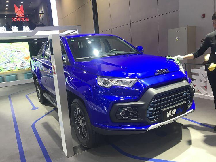 <p><strong><span style="color:#FF8C00">JMC Tiger EV</span></strong></p>
<p>Listede tek Çinli olan Tiger EV, iki ve dört tekerlekten çekiş olmak üzere versiyonlara ayrılarak satışa sunulacak. Model 165 beygir güç 335 kilometreye varan menzil sunuyor.</p>
<ul>
</ul>