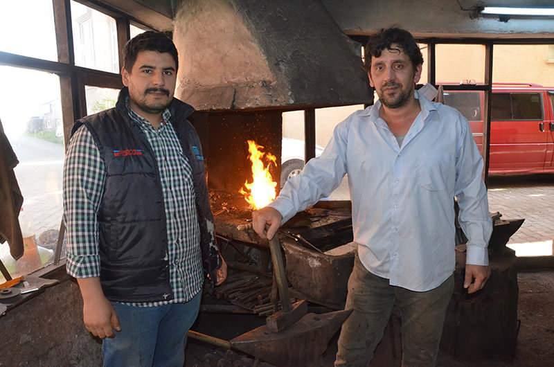 <p>Döner, “Kömürlerin kalorisi zaten yaklaşık 7 bin ile 8 bin arasında değişiyor. Açık havada kullandığımız daha da yükseltmek zorunda kalıyoruz. Ocak sıcaklığını bin derece ile 3 bin derece arasında değiştirebiliyoruz. Saniyeler kaybedersek demirleri eritiyoruz. Burada genellikle bizim yöremize uygun ve diğer yörelere göre de tarım aletleri yapıyoruz” dedi.</p>