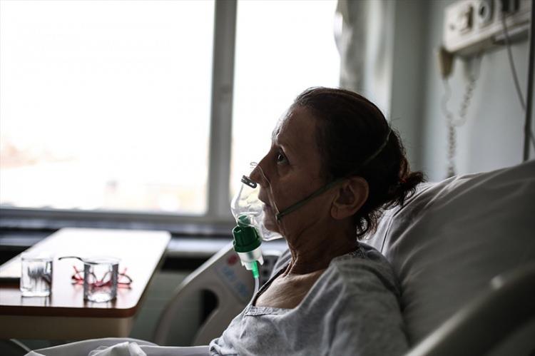 <p><strong>Koranavirüsten korunmak isterken hastalığa yakalandı</strong><br />
<br />
Kovid-19 teşhisi konularak İstanbul Tıp Fakültesi Hastanesi'nde tedavi altına alınan emekli göz doktoru Ayten Ateş de yaşadıklarını AA muhabirine anlattı.</p>