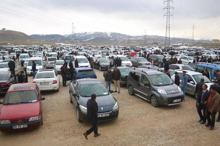 <p><span style="color:rgb(178, 34, 34)"><strong>'HER İSTENEN ARAÇ BULUNAMAYACAK''</strong></span></p>

<p>ALJ Türkiye Yönetim Kurulu Başkanı ve CEO’su ve Toyota Türkiye Pazarlama ve Satış CEO’su Ali Haydar Bozkurt,<strong> “Haziranda normal üretim adetlerine ulaşılsa dahi önceki aylardan bekleyen siparişler teslim edilecek. Bu sebeple yaz ayları boyunca tedarik sıkıntısı yaşanması muhtemel, herkes her istediği aracı bulamayacak. Sıfır fiyatları kurlarla doğru orantılı ilerliyor, bu sebeple tahmin yapmak zor ancak, ikinci el fiyatlarının yüzde 5 ila 10 arasında artış göstereceğini düşünüyoruz”</strong> dedi.</p>
