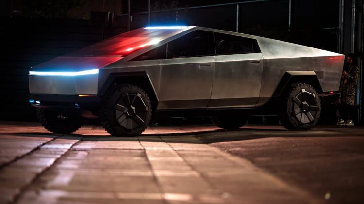 <p>Tesla bütün pickup modellerine otonom sürüş paketini de isteğe bağlı olarak ekleyecek. </p>