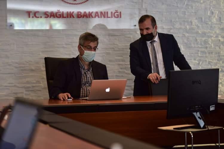 <p>İstanbul Pandemi Koordinasyon Merkezi’nin çalışmalarını anlatan İstanbul İl Sağlık Müdürü Prof. Dr. Kemal Memişoğlu’nun deyimiyle, “Sahada bir orkestra var ve onun şefliği bu ekip tarafından yapılıyor. Ama sahadakiler de bu salgın sürecinde kendi enstrümanını çalabilecek kadar yetkin.”</p>