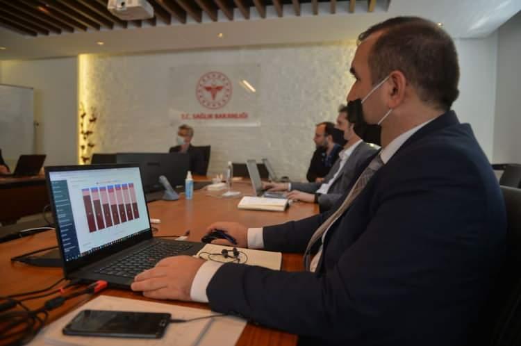 <p>“Bu süreçte dijital sistemleri çok iyi kullandık. Örneğin SİNA (Sağlıkta İstatistik ve Nedensel Analizler) dediğimiz, bakanlığımızın istatistik modülü etkin kullandığımız sistemlerden. Ayrıca Halk Sağlığı Yönetim Sistemi’ne (HSYS) entegre edilen ve hem filyasyonu yönetme, hem de hastaları dijital platformda anlık takip etme imkanı veren FİTAS dediğimiz modül, pandemi sırasında çok kısa sürede yazıldı ve bu sayede biz bu koordinasyon merkezinden sistemi kontrol etme imkanı bulduk. Örneğin, İstanbul'da pozitif veya olası bir vaka olduğu anda, hastanede, poliklinikte ya da ilçede herkesin ne yapacağı belli. Hasta diyelim herhangi bir hastaneye geldi. O hastanın bilgileri sisteme girildiği anda, anbean durumunu bu masadan da takip edebiliyoruz. Böylece hasta taburcu olup evden takip edileceği zaman, o ilçe müdürlüğümüzü sistem üzerinden haberdar ediyoruz ve o bilgi aile hekiminin önüne düşüyor. Böylece hastaya her gün telefonu ederek ilacına varana kadar durumunu izleyebiliyoruz.”</p>