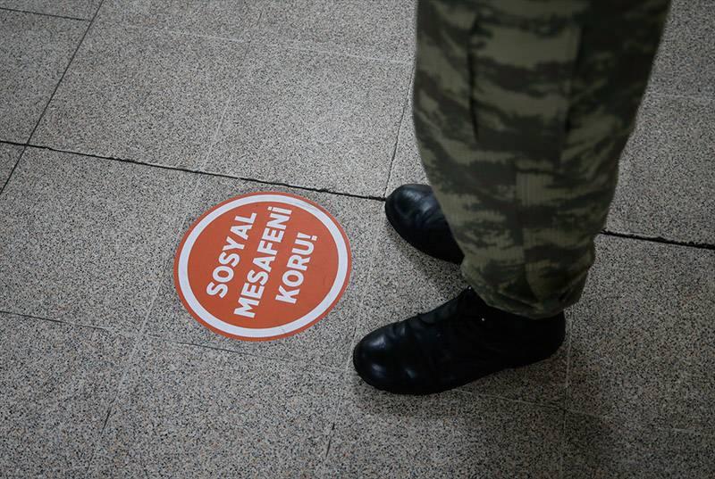 <p>Askeri ve personel araçları her kullanımdan önce ve sonra dezenfekte ediliyor.<br />
Eğitimlerde görev alan personel sayısı da tedbirler kapsamında azaltıldı. Personelin istirahat zamanlarında bol su içmeleri ve toplu halde bulunmamaları konusunda da takipleri yapılıyor.</p>
<p> </p>