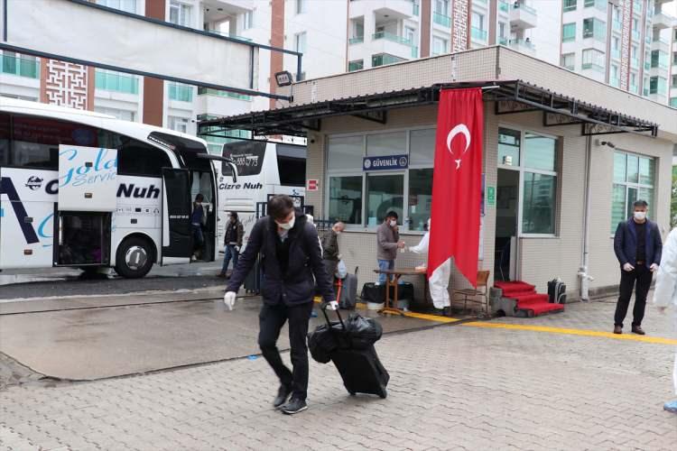 <p>Vatandaşlar sağlık kontrolü ve işlemlerinin ardından Gençlik ve Spor Bakanlığına bağlı Halid Bin Velid Erkek Öğrenci Yurdu'na yerleştirildi.</p>
<p> </p>