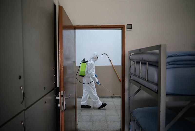 <p>Koğuşlarda ranzalar arasındaki mesafe düzenlenip ilaçlama ve dezenfeksiyon işlemleri gerçekleştirilirken, lavabo ve tuvaletler de sosyal mesafe gözetilerek birer boşluk bırakılarak kullanılıyor.</p>
<p> </p>