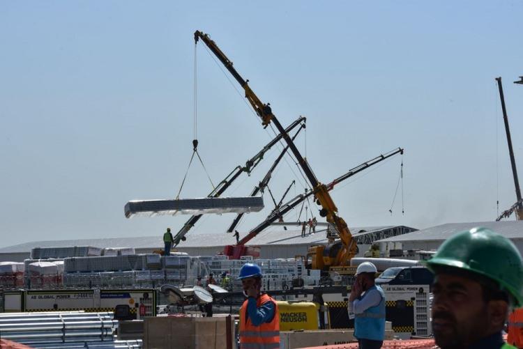 <p>45 günde bitmesi hedeflenen ve 184 bin metrekareye kurulan hastanenin bazı bölümlerinin çatılarının da tamamlandığı görülürken, bir yandan da çevre düzenlemesi yapılıyor.</p>
<p> </p>