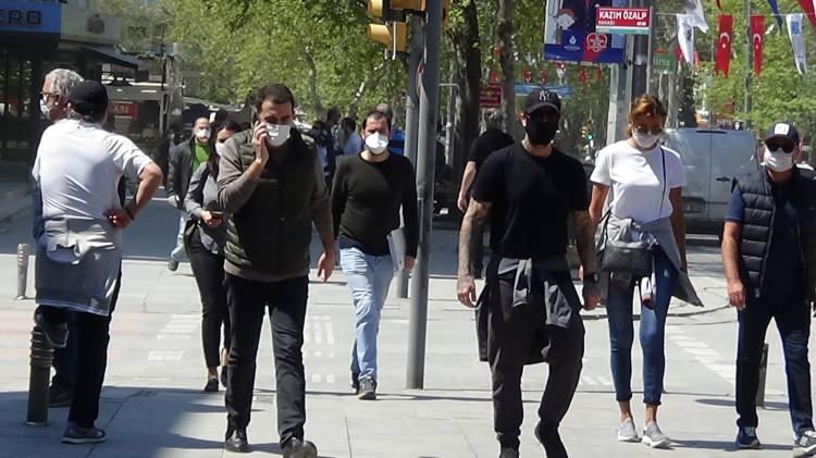 <p> İstanbul'un en ünlü caddelerinden Bağdat Caddesi'ne havanın güneşli olması nedeniyle vatandaşlar bugün de akın attı. Bazı vatandaşlar sosyal mesafe kuralına uymaması dikkat çekti.</p>