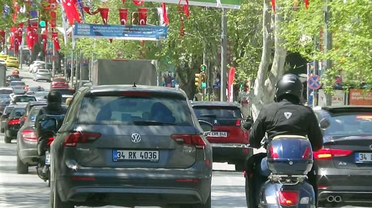 <p>Havanın sıcak olmasıyla birlikte çok sayıda vatandaş evde kal çağrılarına uymayarak caddelere akın etti. İstanbul'un en ünlü caddelerinden Bağdat Caddesi dün olduğu gibi bugün de vatandaşların akınına uğradı.</p>