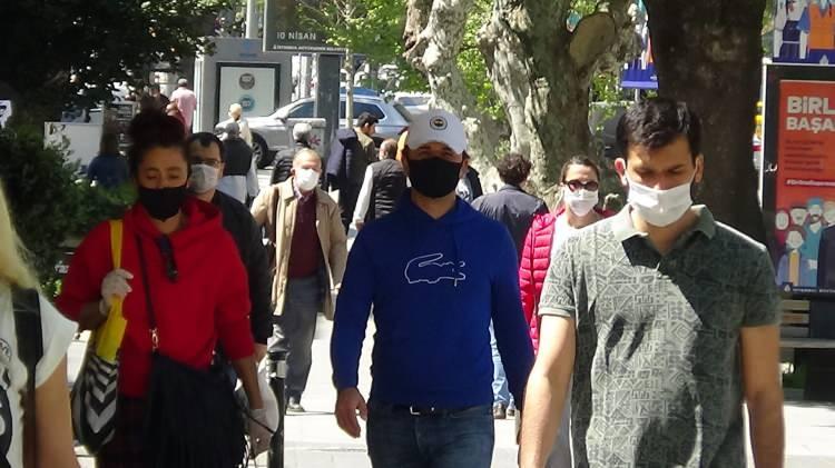 <p>Bağdat Caddesine adeta dolduran vatandaşların rahat tavırları ise pes dedirtti. Bazı vatandaşlar salgına aldırış etmeden yürüyüş yaparken bazıları da alışveriş yaptı.</p>